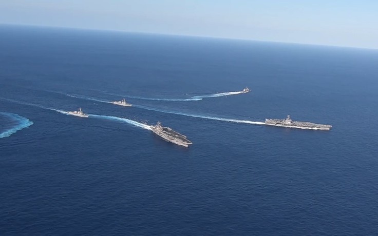 Hai tàu sân bay Mỹ khoe sức mạnh trên biển Philippines