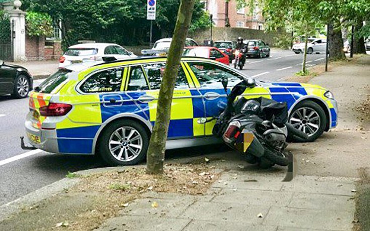 Chiến thuật săn bắt quái xế trộm cướp của cảnh sát London: húc đổ xe