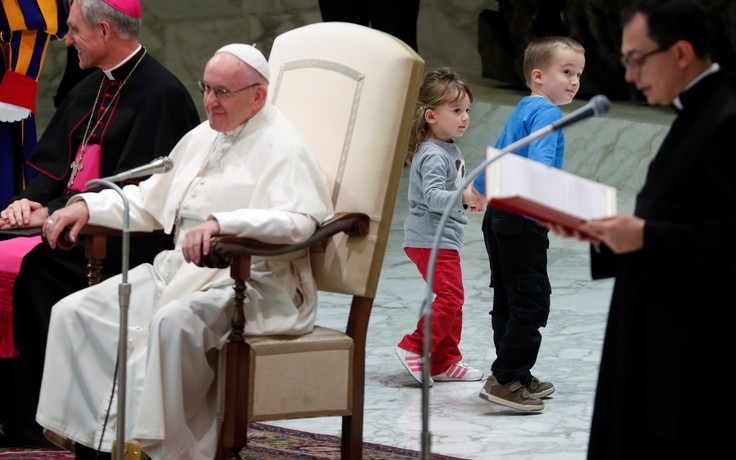 Cậu bé hồn nhiên, đến Giáo hoàng Francis cũng bật cười