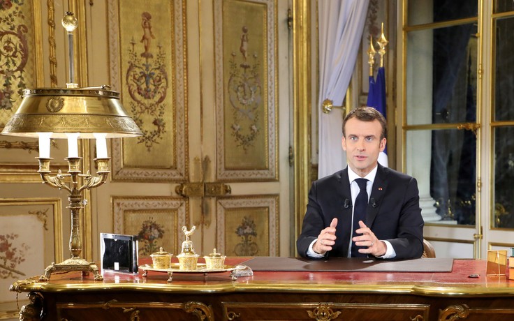 Tổng thống Macron nhượng bộ trước tình trạng bạo lực