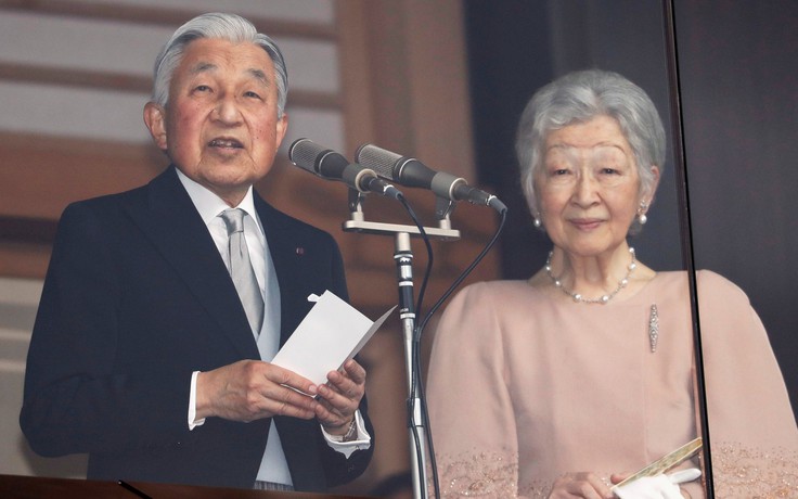 Trước khi thoái vị, Thiên hoàng Akihito được hơn 75.000 người mừng thọ
