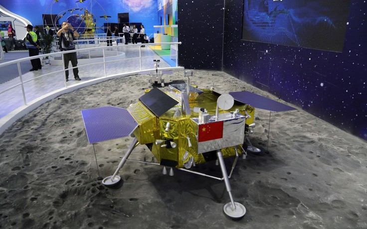 Tàu vũ trụ Trung Quốc hạ cánh xuống vùng tối mặt trăng