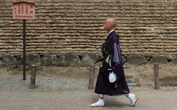 Hòa thượng Nhật mặc kimono biểu diễn trượt ván quay phim đăng lên mạng để làm gì?