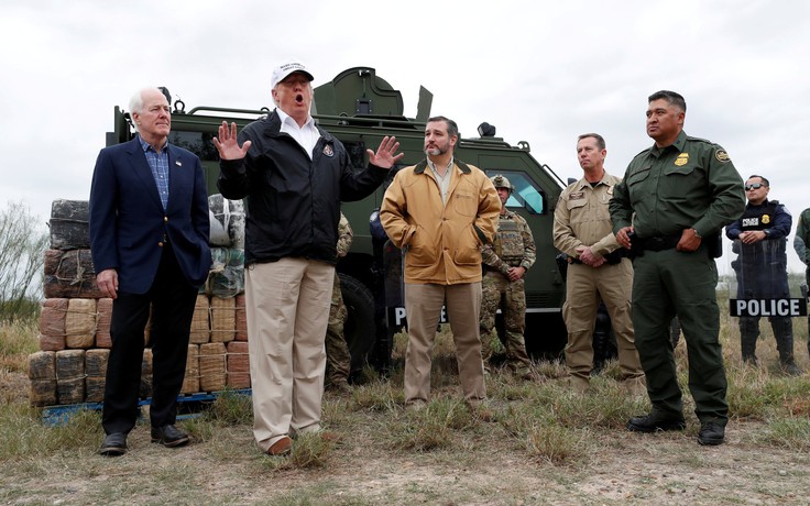 Đứng trên biên giới, Tổng thống Trump bảo vệ quyết định xây tường ngăn với Mexico
