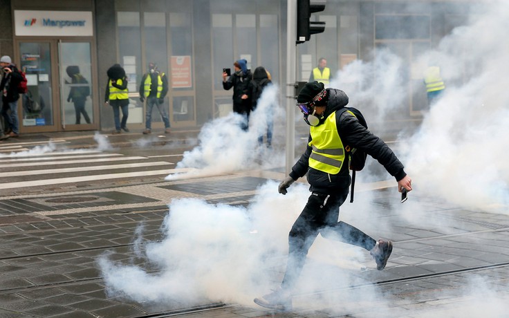 Vòi rồng, hơi cay tại Khải Hoàn Môn, biểu tình Pháp kéo sang tuần thứ 9