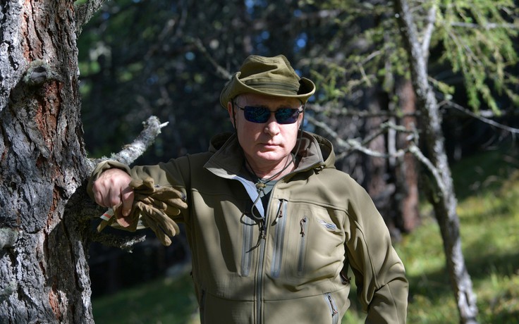 Mừng tuổi 67, Tổng thống Putin xuyên rừng taiga hái nấm cùng bộ trưởng quốc phòng