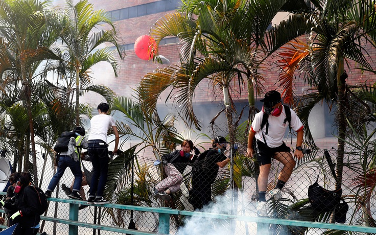 Cảnh sát Hồng Kông bắt giữ nhiều người biểu tình từ trường đại học