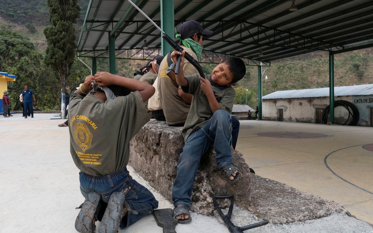 Mexico: khi trẻ em cầm súng chiến đấu với các băng nhóm tội phạm