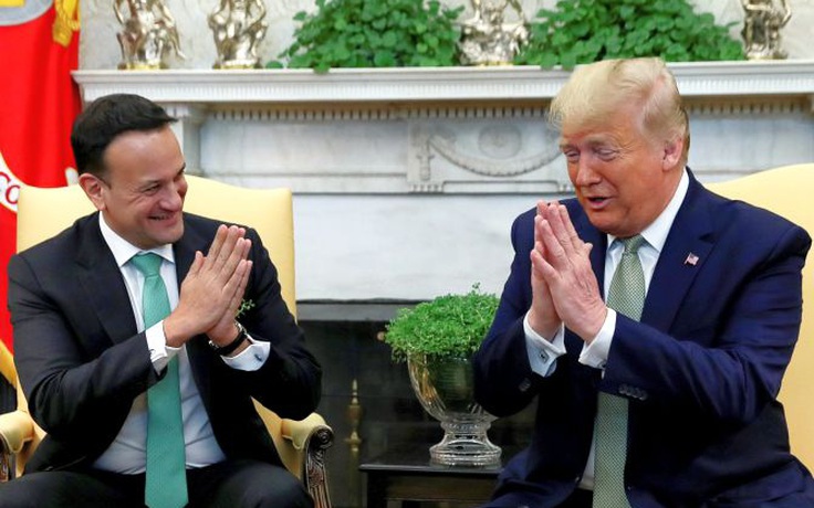 Vì đại dịch Covid-19, Tổng thống Trump chắp tay chào thay bắt tay