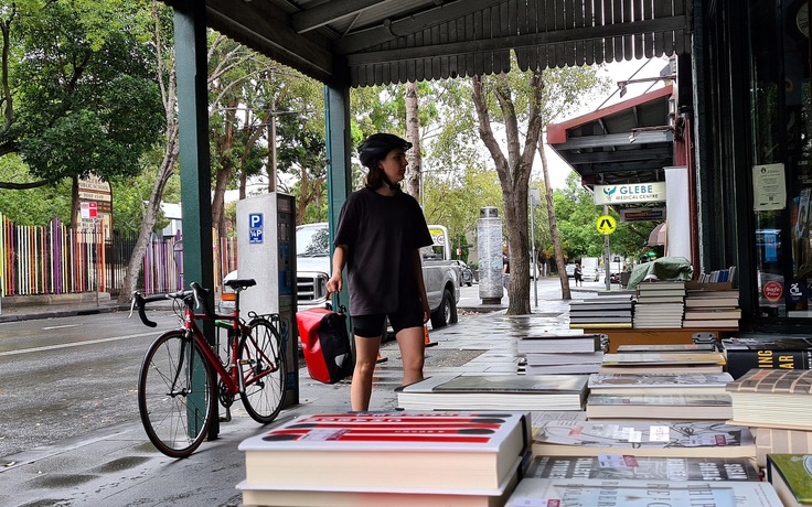 Giữa mùa tự cách ly vì dịch Covid-19, hiệu sách Úc dùng xe đạp đi giao sách tận tay người đọc