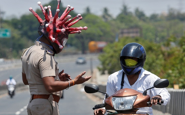 Ấn tượng 'virus corona' trên đầu cảnh sát Ấn Độ thực thi lệnh phong tỏa chống dịch Covid-19