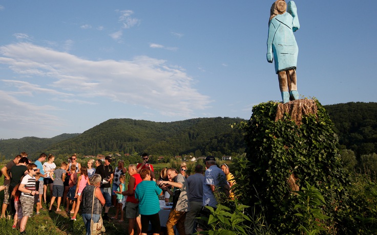 Bức tượng kỳ quái của Đệ nhất phu nhân Mỹ Melania bị 'hạ bệ'