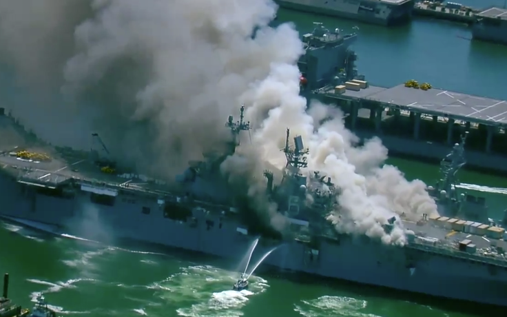 Cháy lớn, khói bốc cuồn cuộn trên chiến hạm Mỹ, 21 người bị thương