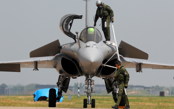 Chiến đấu cơ Rafale biểu diễn nhân lễ gia nhập không quân Ấn Độ