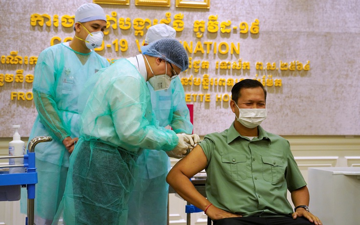 Con trai ông Hun Sen tham gia đợt tiêm vắc xin Covid-19 đầu tiên ở Campuchia