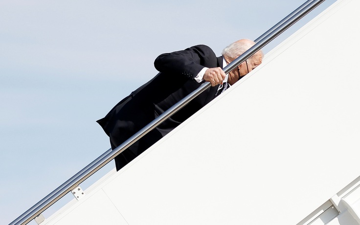 Tổng thống Biden '100% ổn' sau 3 lần vấp ngã trên cầu thang chuyên cơ