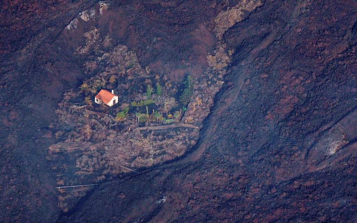 'Màu nhiệm' ngôi nhà sống sót giữa dòng dòng dung nham núi lửa