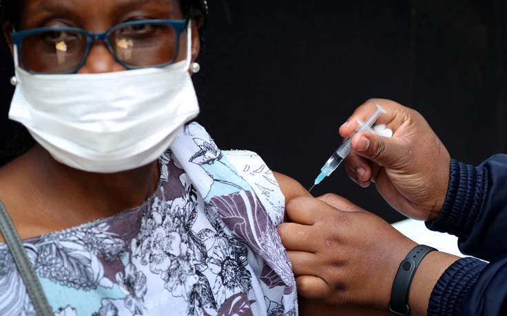 Nam Phi nói sóng dịch Omicron được giảm nhẹ nhờ vắc xin