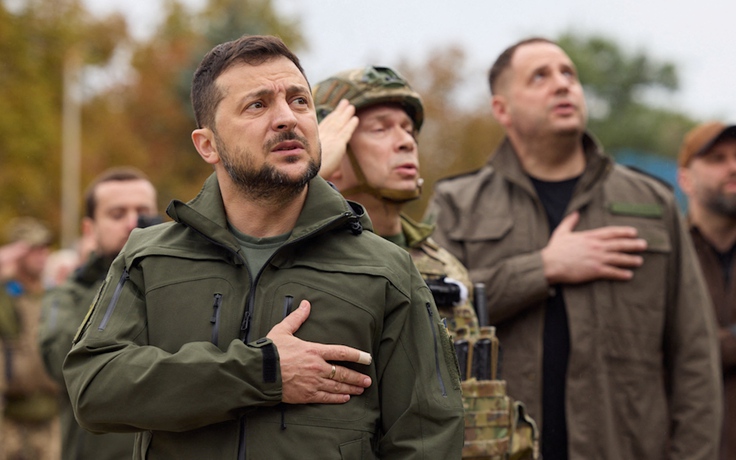 Tổng thống Zelensky đến thăm thành phố Ukraine vừa giành lại ở Kharkiv