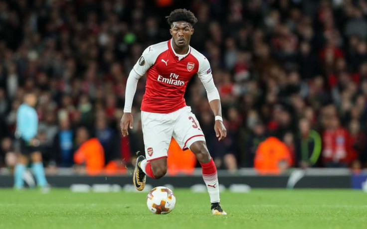 Sao trẻ Arsenal bỏ mặc người mẹ vô gia cư