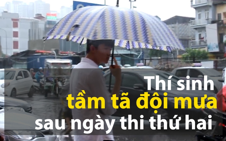 Thí sinh tầm tã đội mưa sau ngày thi thứ hai