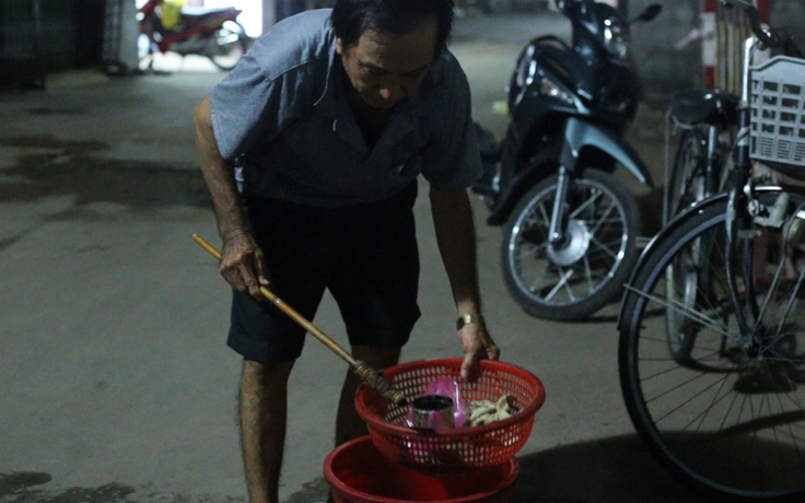 Nghề độc Sài Gòn: Vợ chồng 20 năm bám ống cống bắt gián... đổi cơm