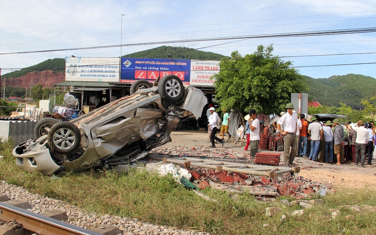 Tàu hỏa hất văng ô tô khỏi đường ray, 2 người tử vong tại chỗ