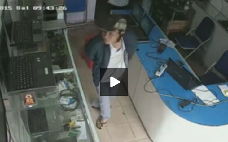 Video: Ngang nhiên trộm máy tính trước mặt nhân viên bán hàng