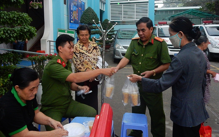 Nồi cháo của người mặc cảnh phục giúp người bệnh nghèo Sài Gòn