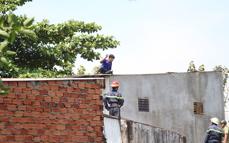 Một thanh niên nghi 'ngáo đá' leo nóc nhà, quậy tưng làng xóm