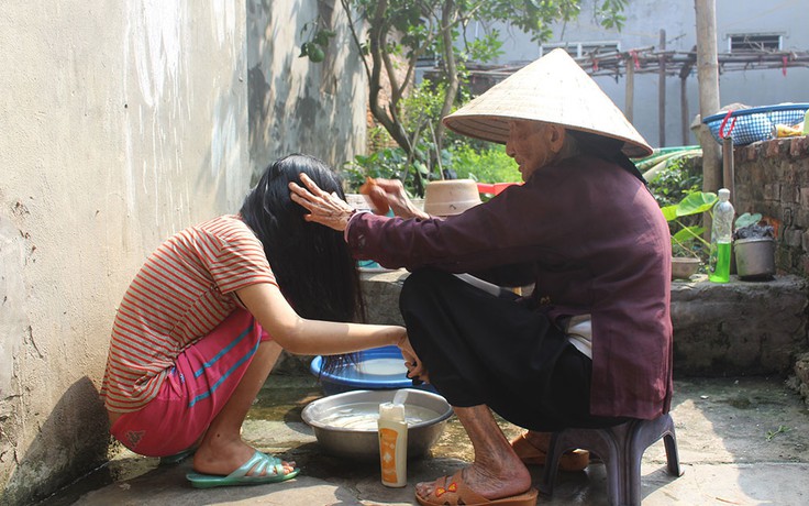 Nghẹn lòng mẹ già 94 tuổi gồng mình chăm con gái ung thư, cháu ngoại tâm thần