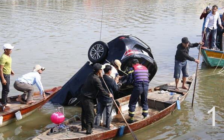 Nóng trên mạng xã hội: Cha lái ô tô lao xuống sông khiến cả nhà thương vong