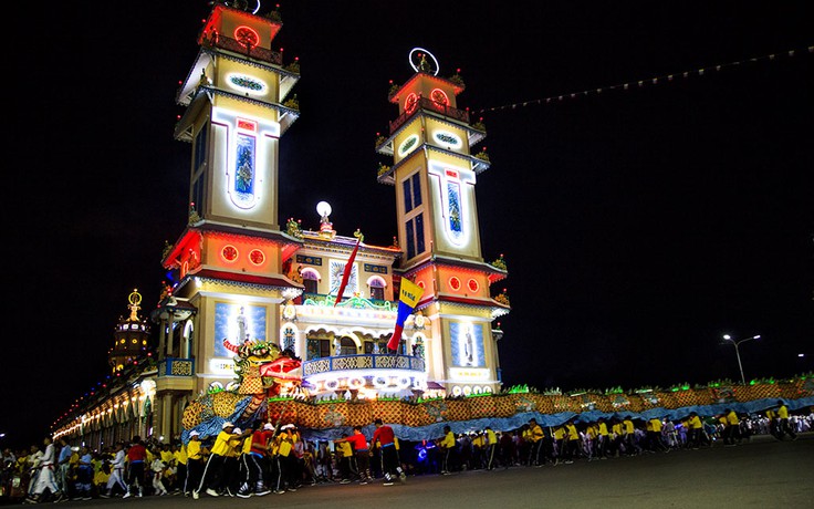 Hàng ngàn người dự đại lễ Đức chí tôn ở Tòa thánh Cao Đài Tây Ninh