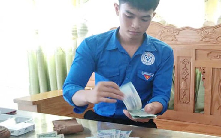 Nhặt được 24 triệu đồng trả lại người đánh rơi Nhặt được 24 triệu đồng trả lại người đánh rơi