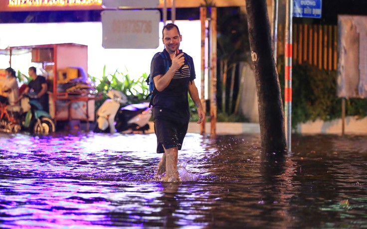 Những hình ảnh Tây ta cùng lội nước ở phố 'nhà giàu' Thảo Điền sau mưa lớn