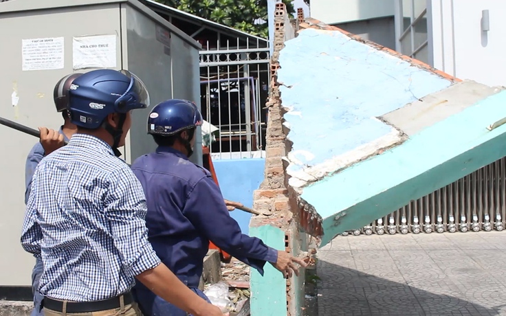 Quận 1 dọn vỉa hè: Cẩu xe biển xanh, đập tường trước cơ quan Bộ Công thương