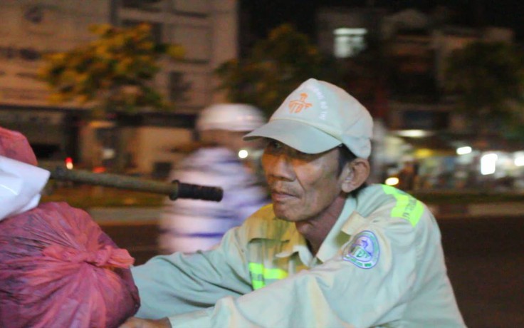 Tiếng chổi đêm giữa Sài Gòn: Tâm sự người công nhân 20 năm quét rác