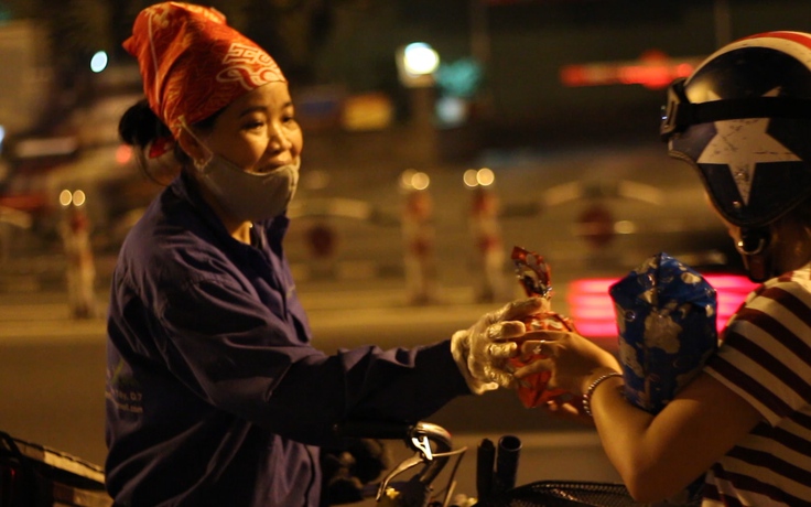 Mang Giáng sinh ấm áp đến người nghèo