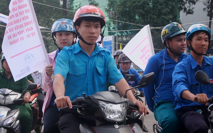 Thanh niên tình nguyện phối hợp CSGT xuống đường tuyên truyền giao thông