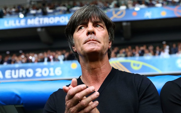 HLV Joachim Loew lại tái diễn hành động khó coi