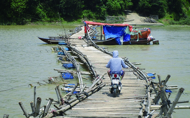 Liều mình qua sông Mã trên cầu phao ọp ẹp