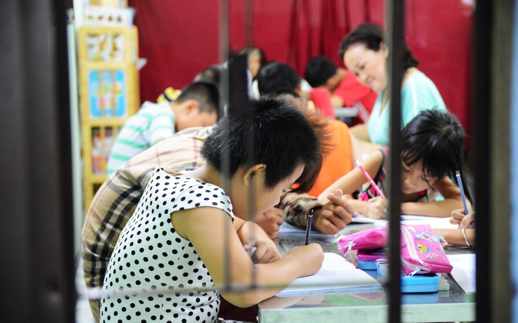 Cô giáo 'tay ngang' xóa mù chữ cho hàng chục trẻ bụi đời ở TP.HCM