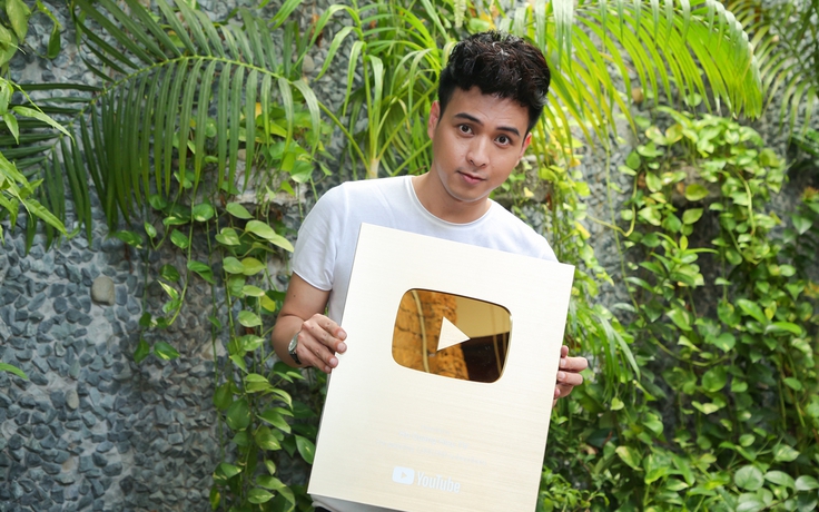 Hồ Quang Hiếu hé lộ 'tuổi thơ dữ dội' trong ngày nhận nút vàng YouTube