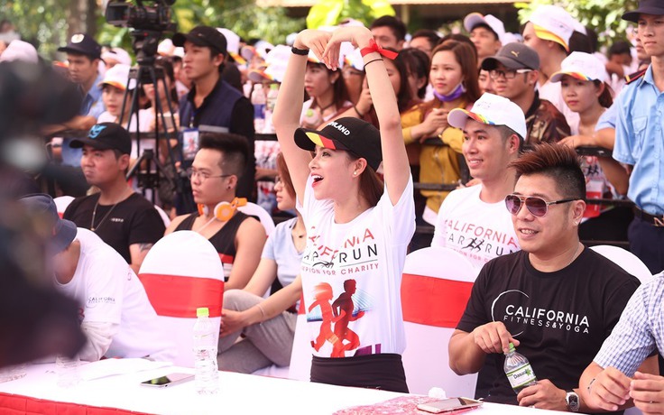 Người đẹp Phạm Hương cùng dàn sao chạy từ thiện giúp trẻ mồ côi