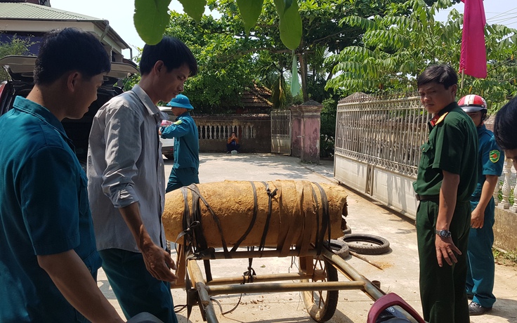 Đùa với tử thần: Dùng xe lôi chở quả bom nặng 300 kg đi bán