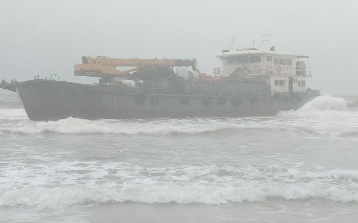 Tàu vỏ sắt nước ngoài không người lái trôi vào bờ biển Quảng Trị