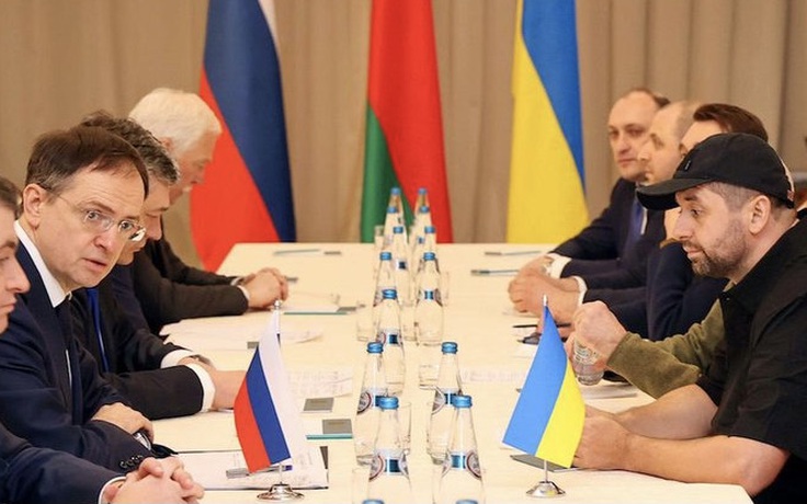 Trưởng đoàn đàm phán Nga nói 'bóng nằm trong chân Ukraine'