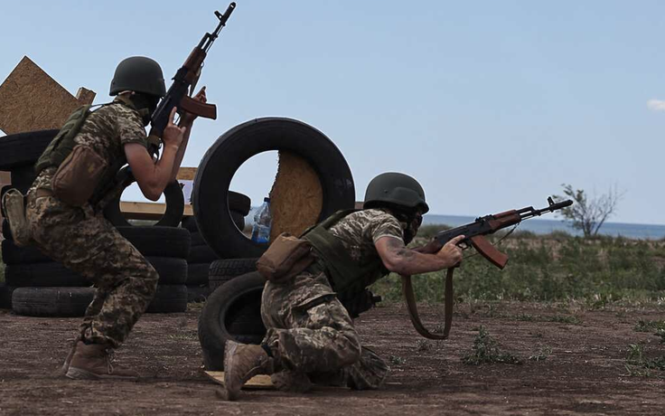 Ukraine sắp mất thành phố then chốt, Nga nói bao vây 2.000 quân ở Donbass