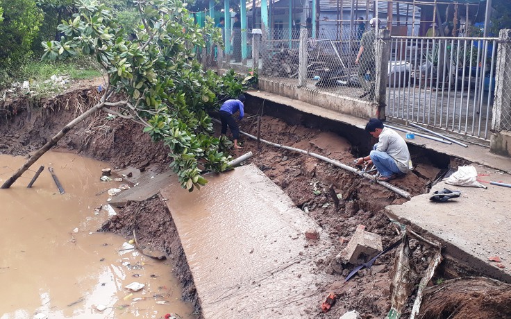 Sạt lở bờ sông lúc nửa đêm, hai căn nhà trôi sông