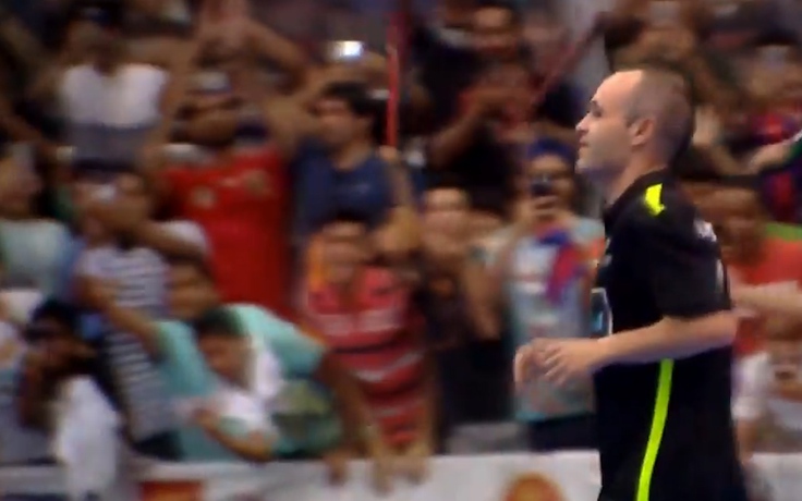 Iniesta khoe kĩ thuật futsal điêu luyện